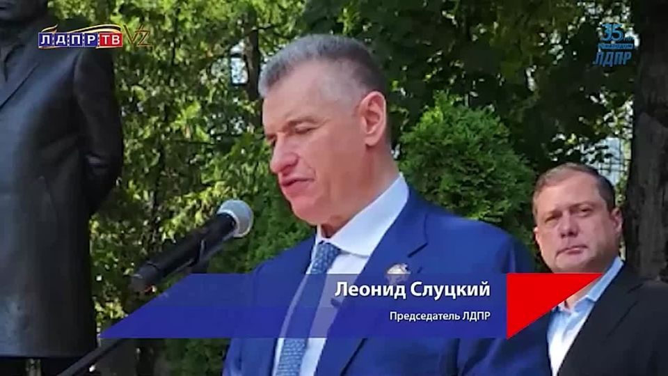 Сегодня, в День памяти Святого Князя Владимира, депутаты Госдумы, сенаторы, активисты молодежного крыла и сторонники партии во главе с Председателем ЛДПР Леонидом Слуцким посетили на Новодевичьем кладбище могилу Основателя...