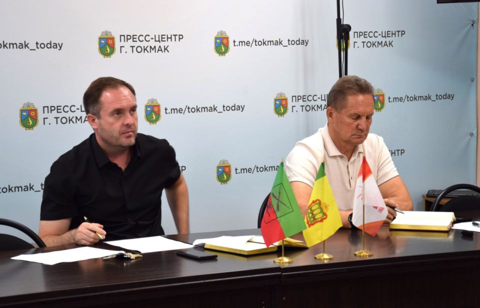 Важные вопросы обеспечения жизнедеятельности муниципального округа были рассмотрены на рабочем совещании, которое провел Глава Токмакского муниципального округа Александр Калмыков