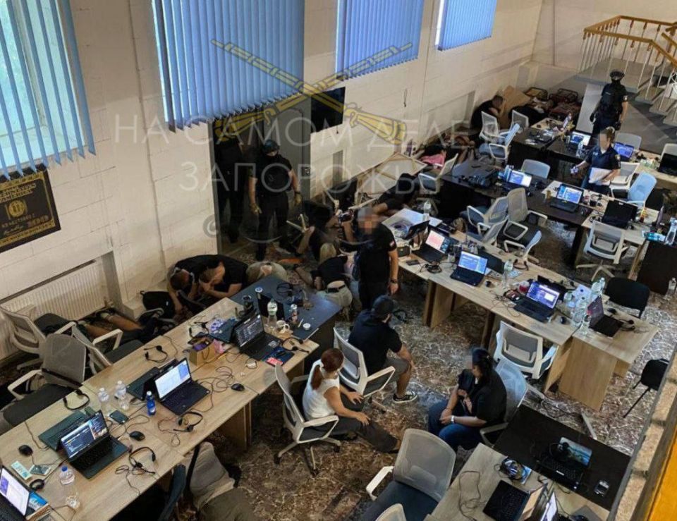 В Запорожье полиция накрыла колл-центр, который якобы обманывал граждан