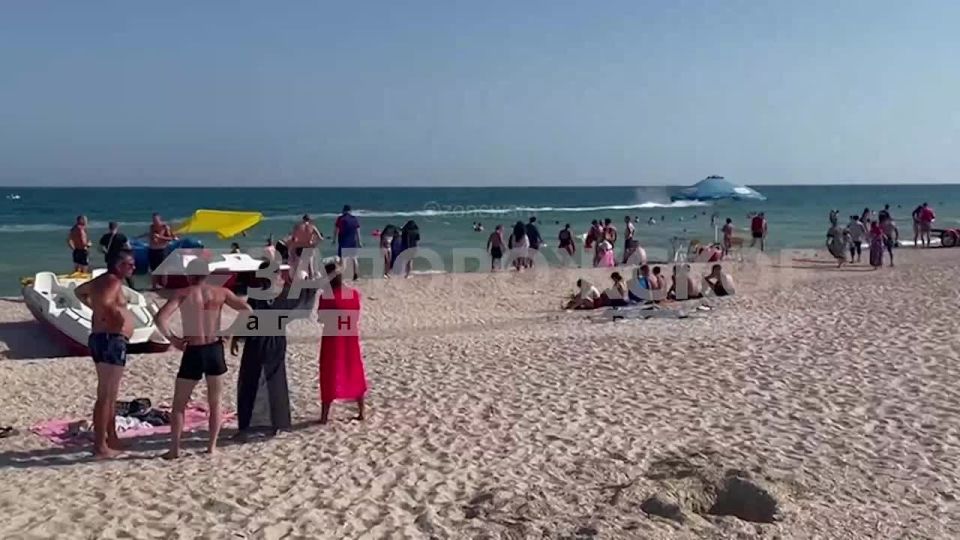 Рады, но не от всей души, за отдыхающих на пляже в Кирилловке, ведь они борются с летним зноем самым приятным образом!
