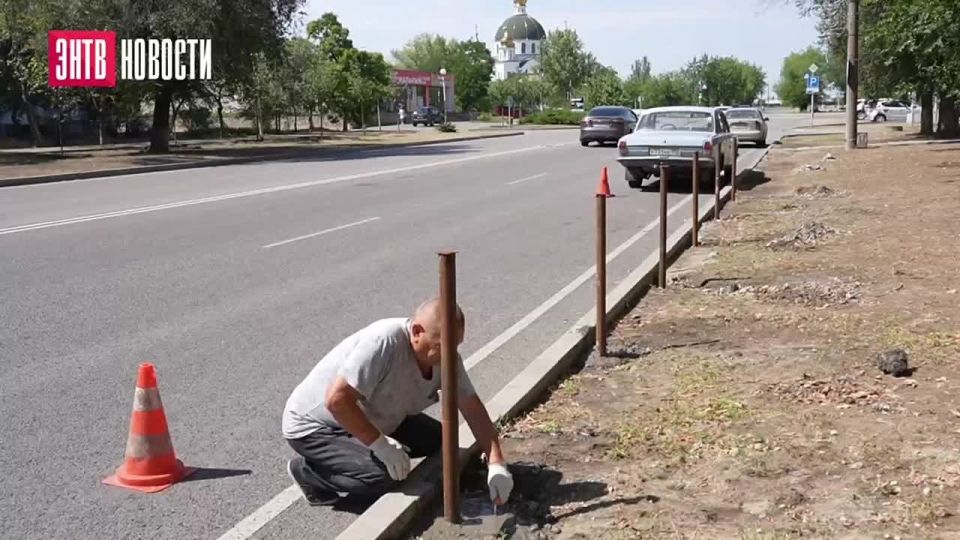 На ул. Курчатова коммунальщики заканчивают установку защитных ограждений вдоль проезжей части