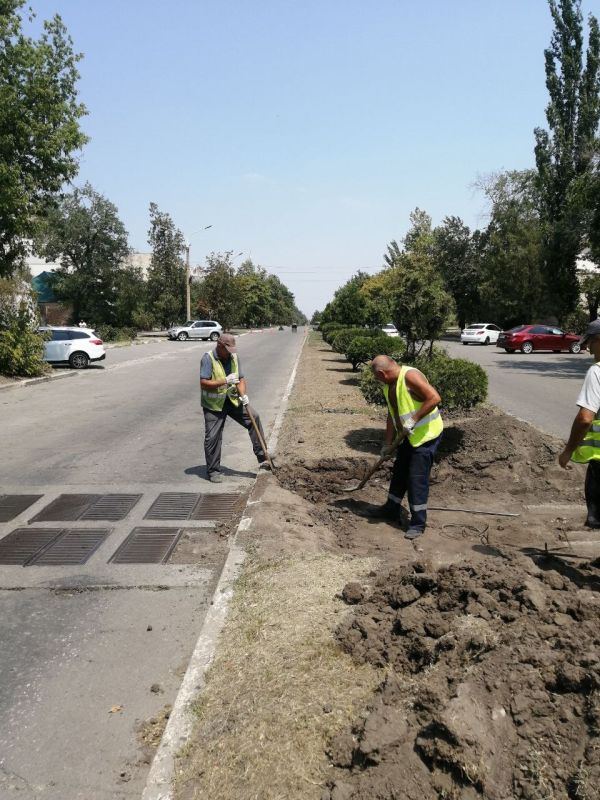 Сотрудники МУП "Акимовское ЖКХ" совместно аварийно-восстановительной бригадой шеф-региона Ярославской области продолжают заниматься очисткой ливневой канализации Акимовского округа