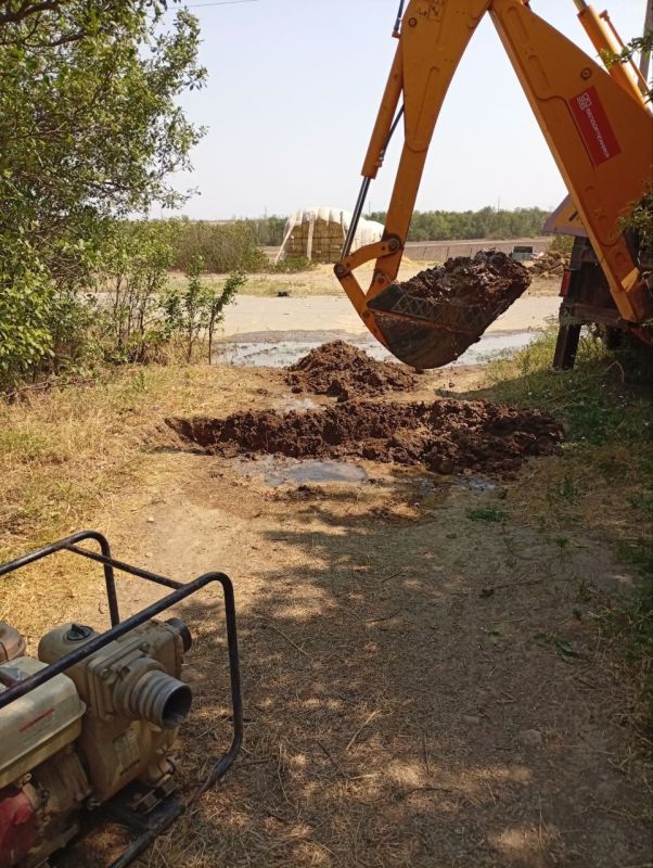 В связи с выявленными порывами на территории округа, которых на сегодняшний день уже пять, по поручению главы Акимовского муниципального округа Александра Трудоношина была направлена аварийно-восстановительная бригада...