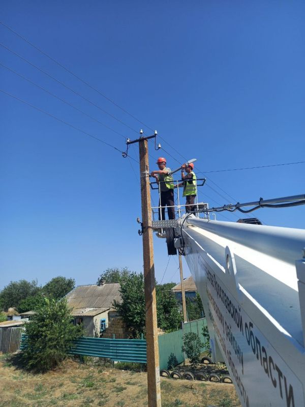 Сотрудники МУП "Акимовского ЖКХ" продолжают работы по замене перегоревших ламп уличного освещения и установке новых светодиодных светильников на территории Акимовского муниципального округа