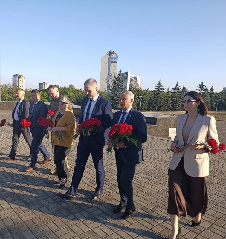 Виктор Емельяненко: Мы не могли не посетить в Донецке военное мемориальное кладбище «Донецкое море»