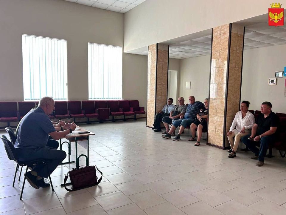 Председатель комитета по государственному управлению и местному самоуправлению Законодательного собрания Запорожской области Александр Сауленко, председатель Приморского окружного совета депутатов Никита Комелов и его...