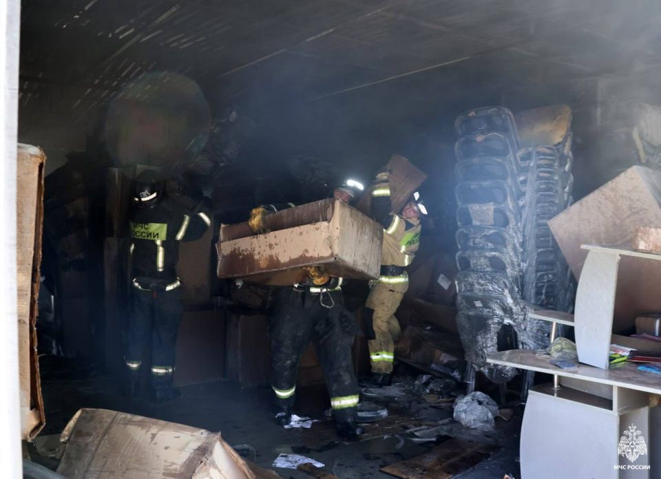 Пожар на территории авторынка в Мелитополе