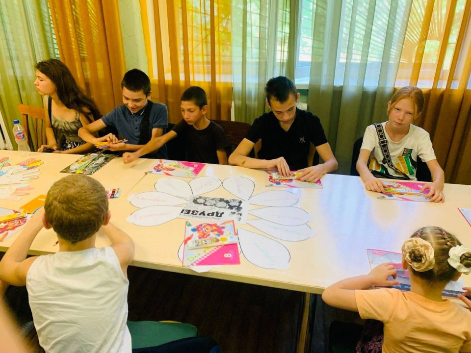 30.07.2025г. в ГБУ «Комплексный центр социального обслуживания населения» МТ и СП ЗО в отделении социальной помощи семьям с детьми Веселовского района прошло увлекательное мероприятие «Дружбы светлый мир» посвященное дню...