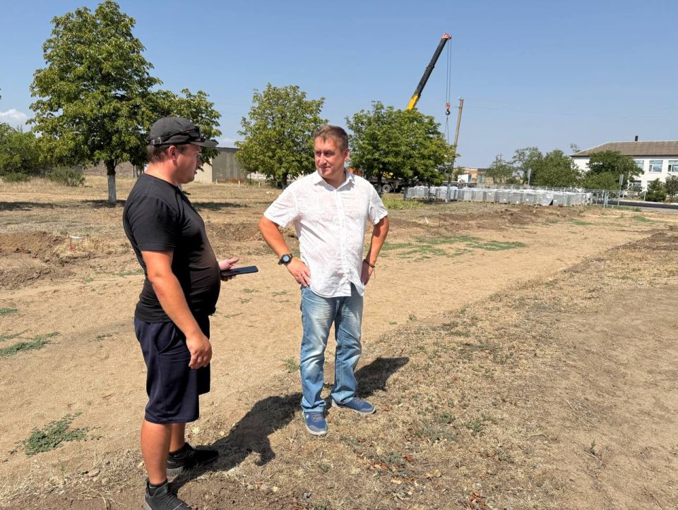 Глава Акимовского муниципального округа Александр Трудоношин с рабочим визитом посетил общественную территорию возле Новоданиловского СДК, где идут работы по благоустройству