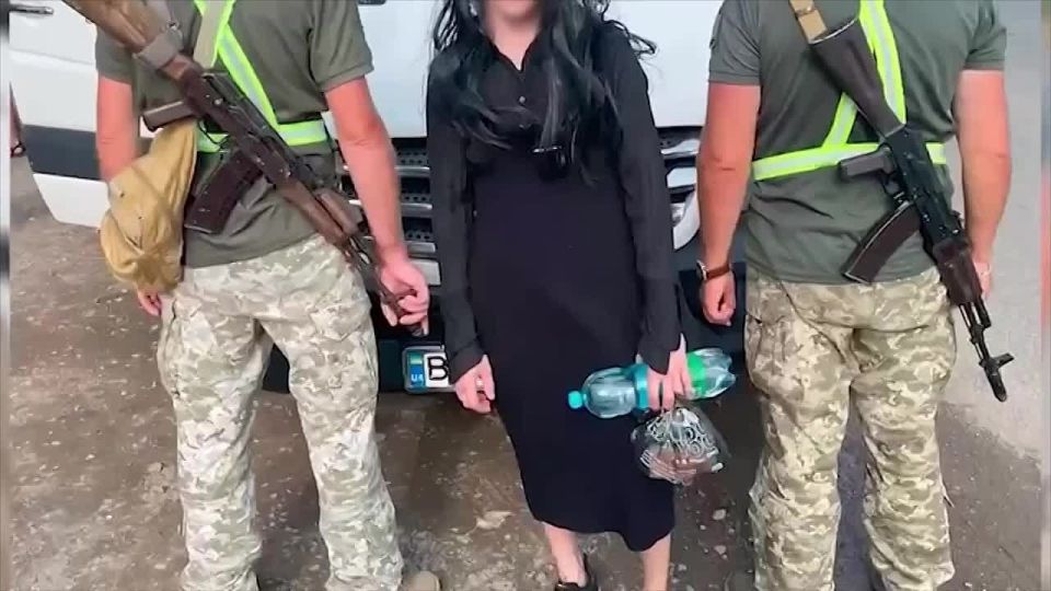 В Одесской области остановили мужика, который надев парик, платье и очки, пытался выехать из Украины рейсовым автобусом