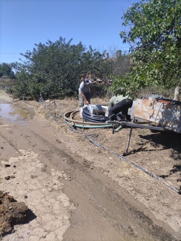 На территории Атманайского территориального отдела специалисты ГУП ЗО «Вода Запорожья» приступили к устранению порыва на ул.Вишнёвой, с.Атманай