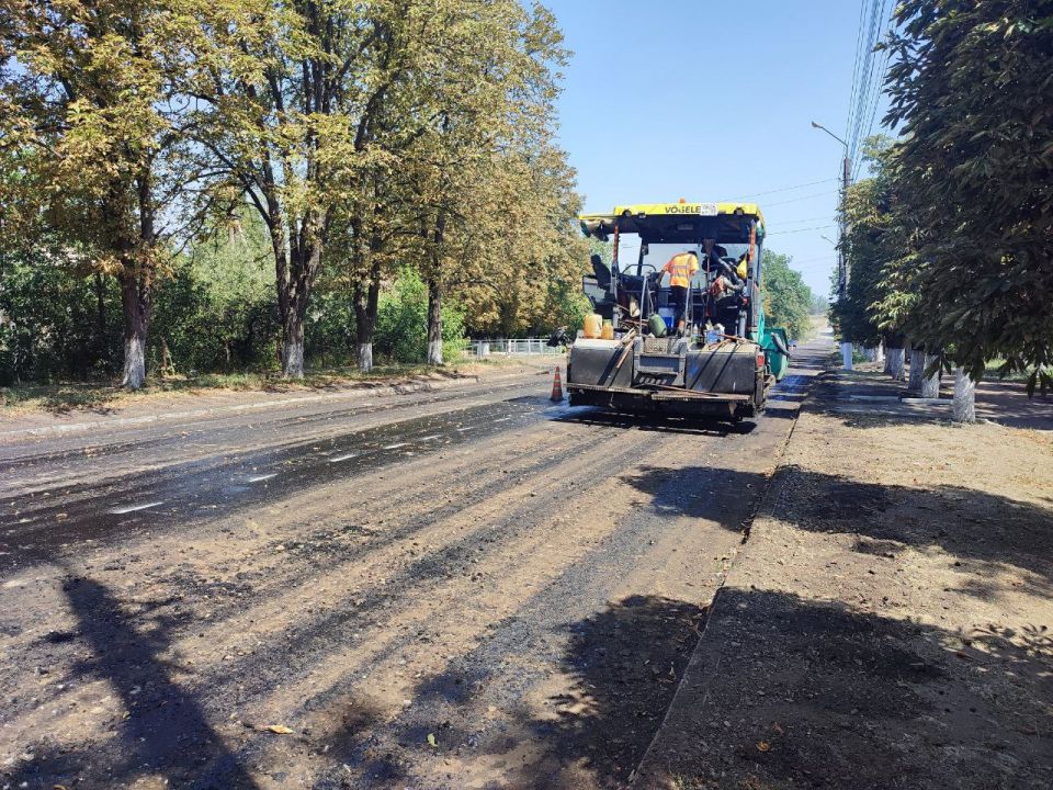 Продолжается дорожный ремонт в Розовке