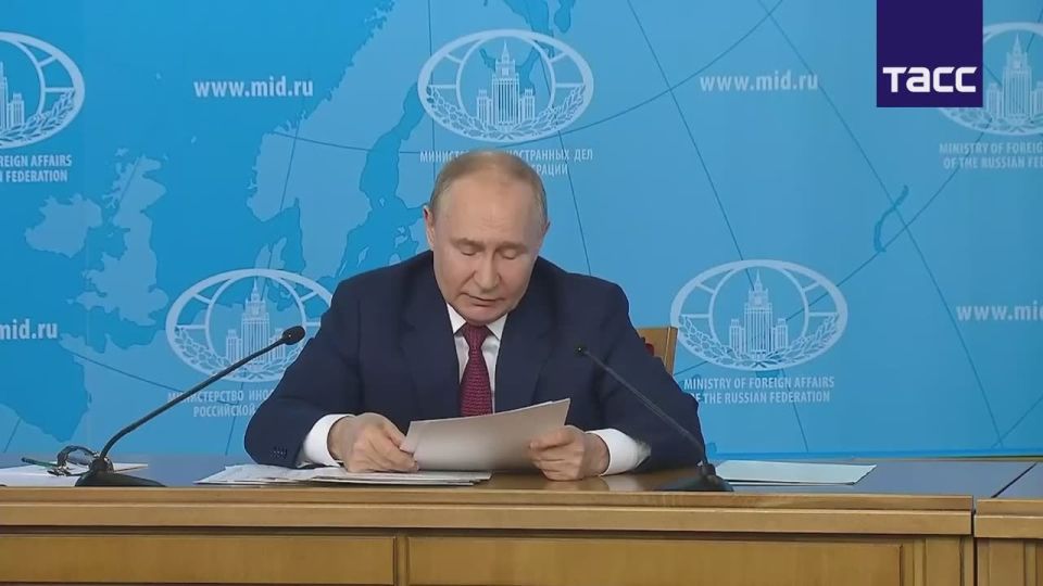 Даниил Безсонов: #новости. Озвученные в июне 2024 года условия России по Украине, которые скорее можно назвать целями, остаются прежними, подчеркнул Президент, отвечая на вопросы журналистов во время встречи с Лукашенко на...