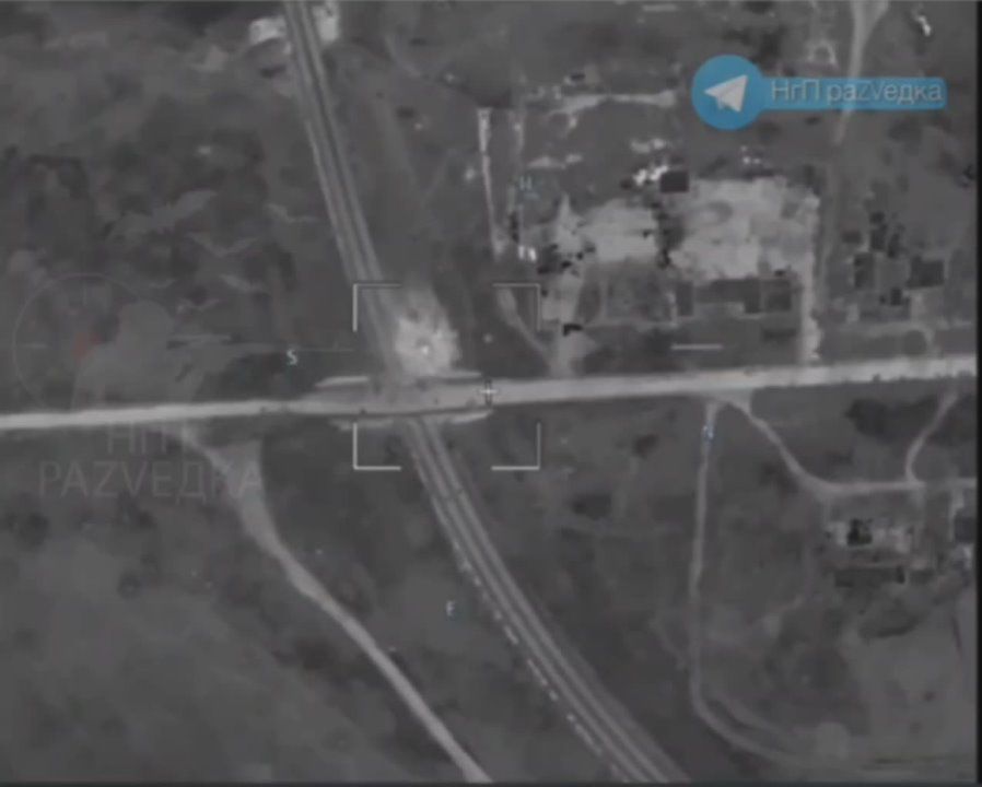 Российские военные ударили авиабомбой ФАБ-3000 по использоваемому для снабжения ВСУ мосту в районе Константиновки