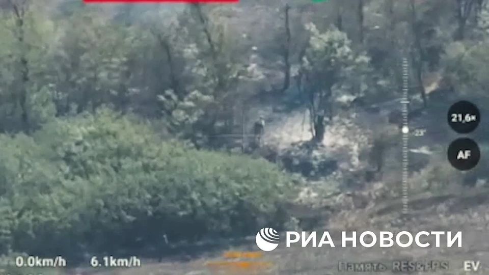 Расчет гаубицы "Мста-Б" группировки войск "Восток" уничтожил вражеские укрепления и группу украинских боевиков вблизи села Ольговское в Запорожской области