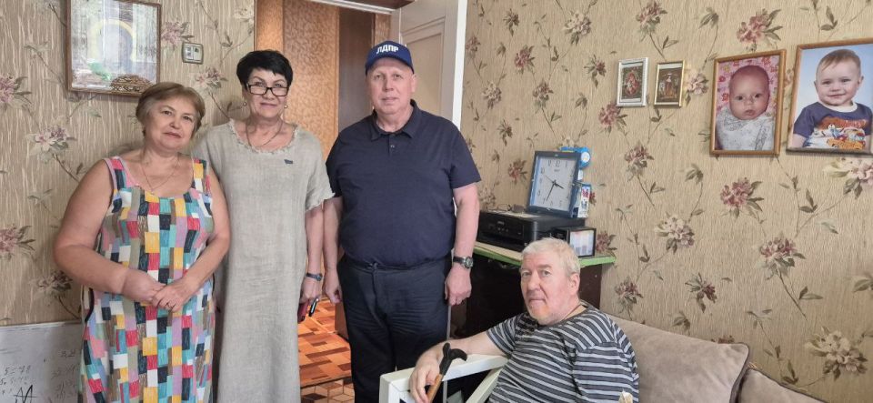 В преддверии Дня железнодорожника координатор РО ЛДПР Запорожской области Александр Фалько и депутат Законодательного Собрания Светлана Третьяк навестили семью Гавриловых, посвятивших свою жизнь железной дороге