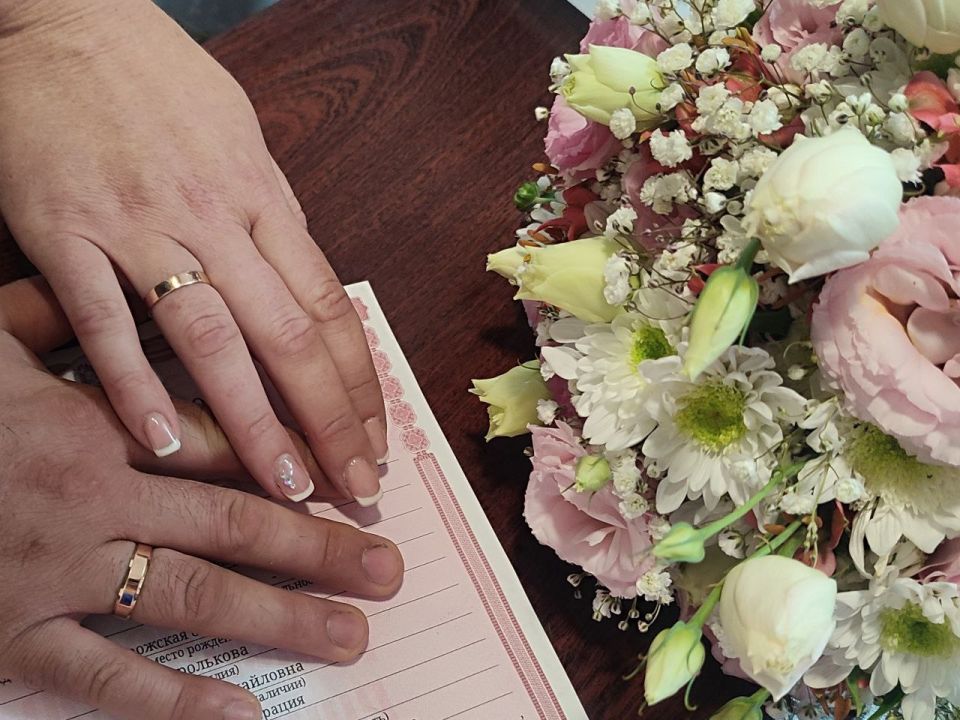 Токмак чествовал 8 5 - ю семейную пару