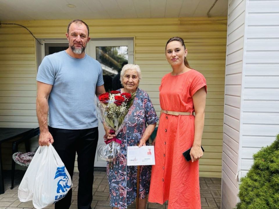 Жительнице Бердянска передали поздравление от Президента к 95-летию