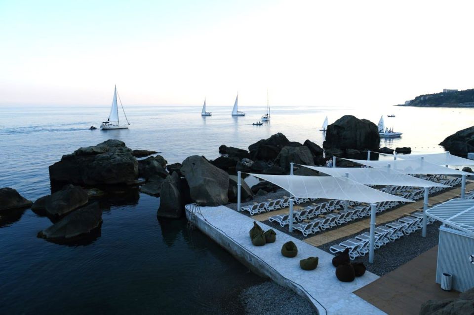 В Алупке открыли обновленные пляжные территории