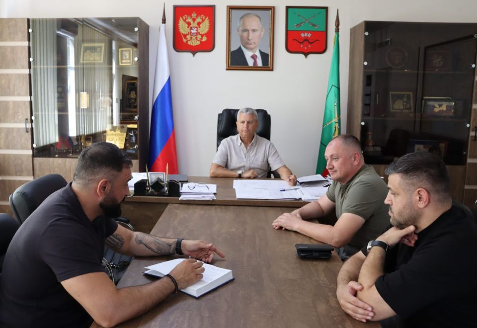 Виктор Емельяненко: Провел рабочую встречу с исполняющим обязанности руководителя Юго-западного Управления Федерального агентства по делам национальностей Сергеем Мильдзиховым и председателем Комитета по культуре, спорту...