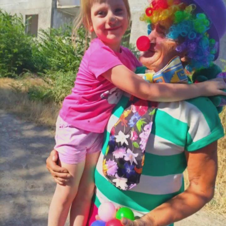 В Акимовской округе волонтерский проект «ЛЮБЛЮ ЛЮДЕЙ» провел ежегодную акцию «СОБЕРИ РЕБЕНКА В ШКОЛУ»