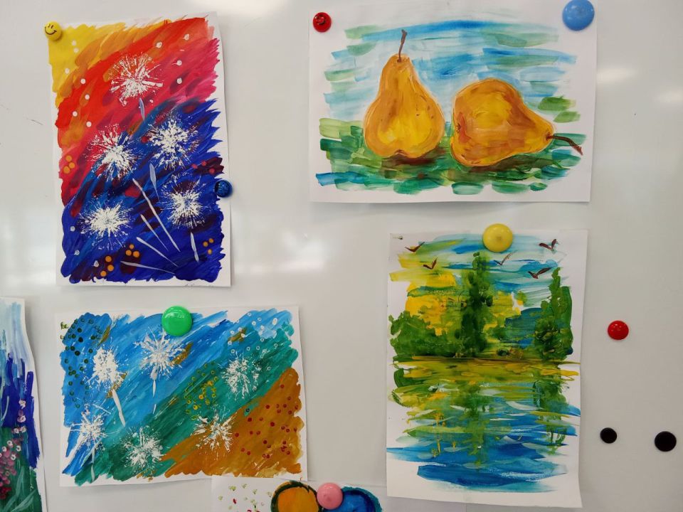 Сегодня Центральная городская библиотека превратилась в настоящую творческую мастерскую — здесь прошел гуашевый час «Краски лета»