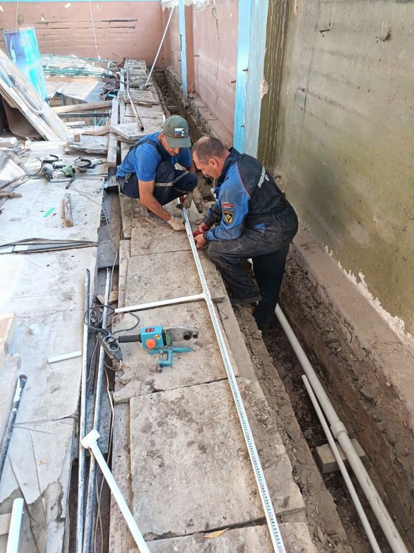 В зале акробатики спортшколы в Токмаке полностью меняют трубы системы отопления