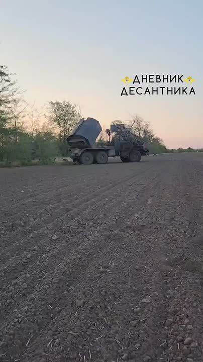 Запорожское направление.. Реактивная артиллерия работает по врагу в район н.п. Орехово, воздушная разведка обнаружила подвоз живой силы врага до трех взводов и в данный район отработали РСЗО "Град"