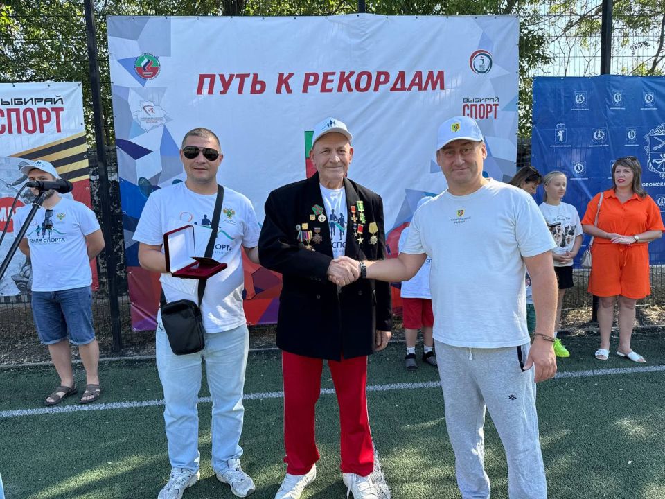 Сегодня на торжественном открытии дня Физкультурника присутствовал многократный чемпион мира по гиревому спорту Косенко Тимофей Семёнович