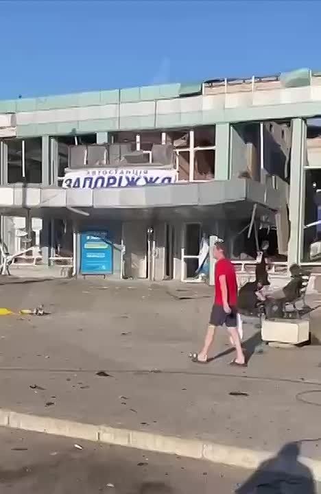 ВС РФ ударили КАБами по автовокзалу в Запорожье