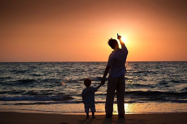 Даром. Отец говорит своему сыну: — Сынок, знаешь, что поистине в Рай входят бесплатно, а вход в ад платный, а иногда и дорогостоящий