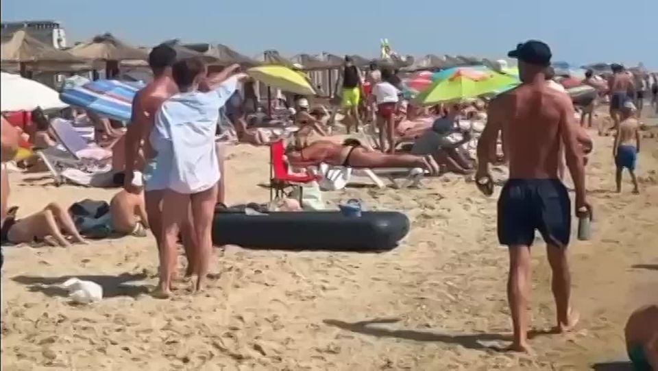 Сегодня в Одесской области хохлы забавы ради устроили массовый заплыв на заминированном пляже