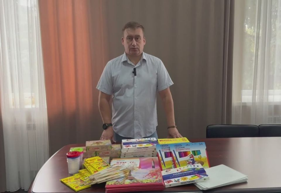 Сегодня получили гуманитарный груз в виде канцелярских товаров для нашей Акимовской детской школы искусств