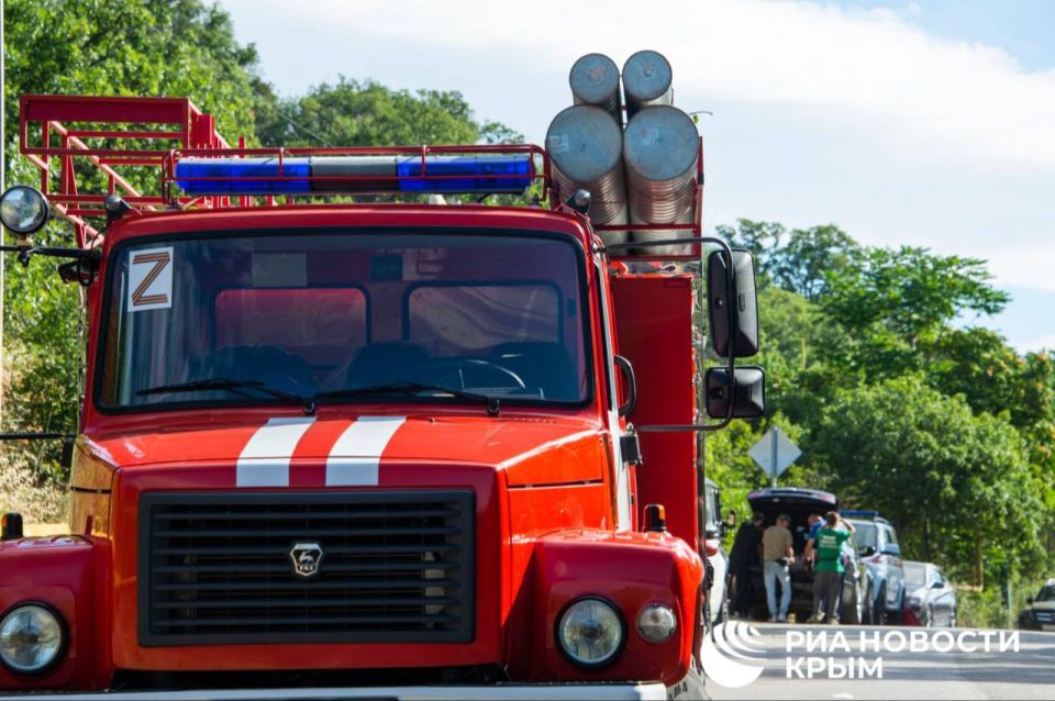 Вертолет МЧС России тушит пожар в Белогорском районе