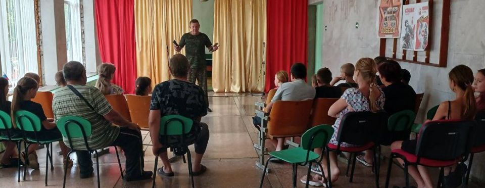 В Доме культуры села Трояны прошла встреча с машинистом пожарного поезда