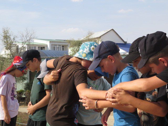 В детском лагере ребята из Токмакского и Пологовского округов прошли «веревочный курс»