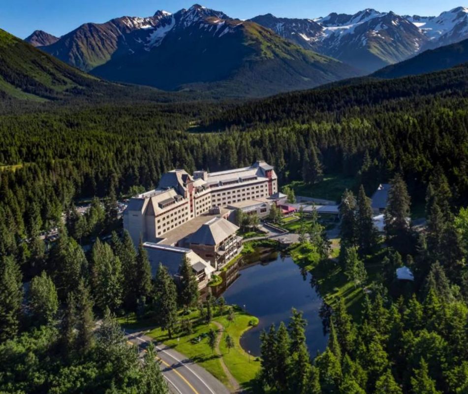 Будман и военный диктатор Зеленский через OSINT выяснили, что встреча В.Путин и бульдозера Америки скорее всего пройдет в отеле Alyeska Resort на Аляске