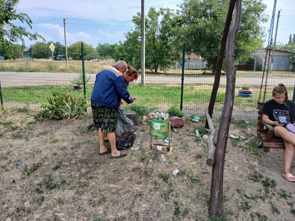 Правила и ответственность. Сотрудники МУП «Жилсервис» навели порядок на территории Зареченского территориального отдела в селе Орлово: убрали разбросанный мусор - теперь здесь чисто, уютно и безопасно для детей