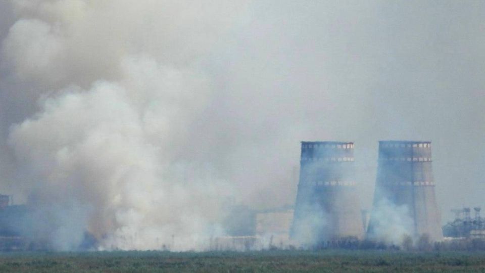 Рядом с Запорожской АЭС начался пожар после обстрела ВСУ