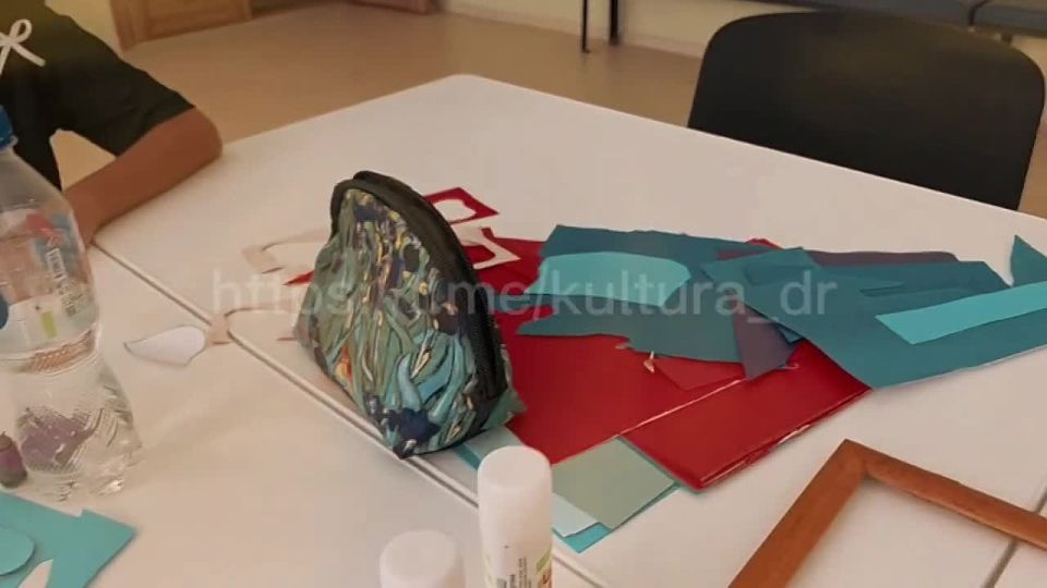 Сегодня в кружке прикладного и декоративного творчества "Лисёнки" ДК "Горняк" наши маленькие художники продолжили работу над выставочными проектами ко Дню флага Российской Федерации!