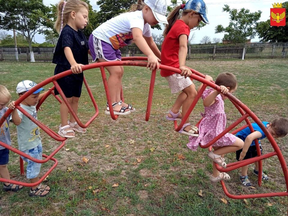 12 августа маленькие воспитанники ГБУ ОО ЗО "Партизанская школа-детский сад" приняли участие в спортивном развлечении, посвященном Дню физкультурника