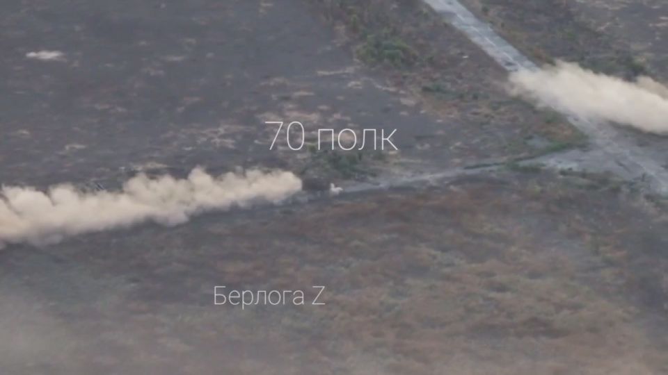 Запорожский фронт. Танк 70 мсп 10 августа 2025 г. двигался по заданному маршруту с задачей проделать проход минным тралом и отвлечь противника, экипаж танка вел огонь прямой наводкой по позициям противника в направлении н.п....