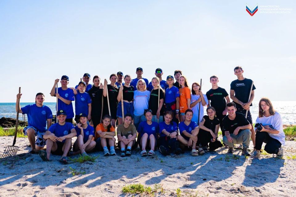 Сохраняем природу вместе: в Бердянске активисты привели в порядок прибрежную зону