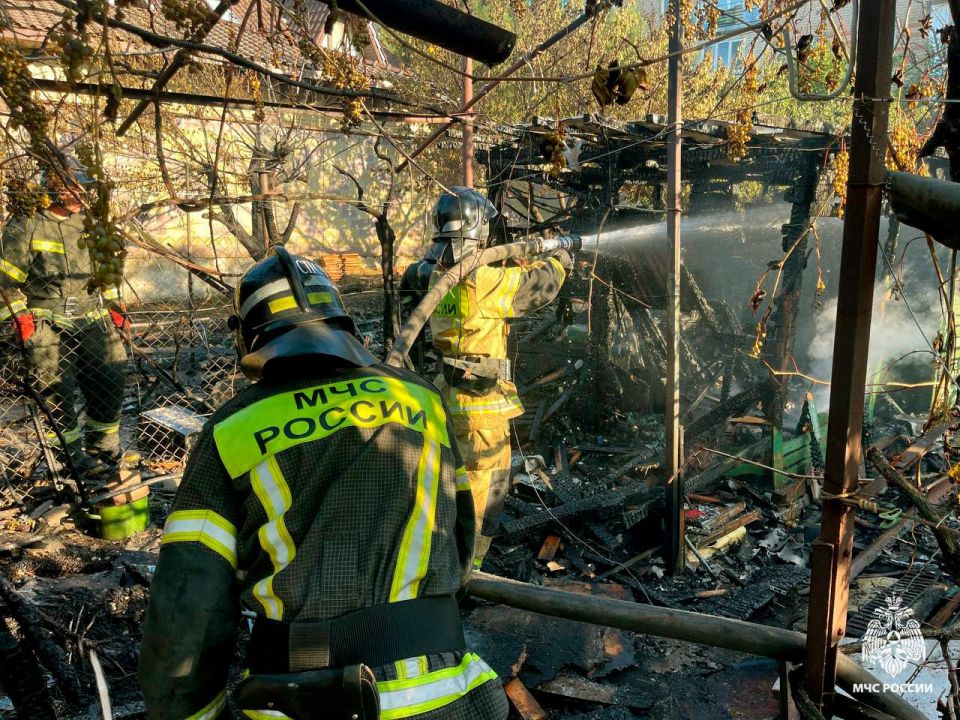 Сотрудники МЧС России оперативно ликвидировали возгорание в трех хозяйственных постройках