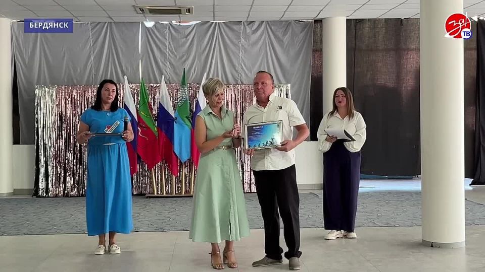 В Бердянском городском Дворце культуры отметили День физкультурника: 42 наставника и педагога получили почётные награды