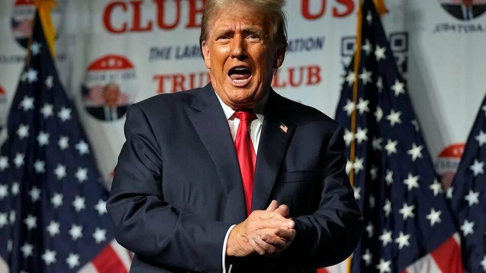 Белый дом сообщил, что президент США Дональд Трамп не намерен вводить новые санкции против России, делая ставку на дипломатию