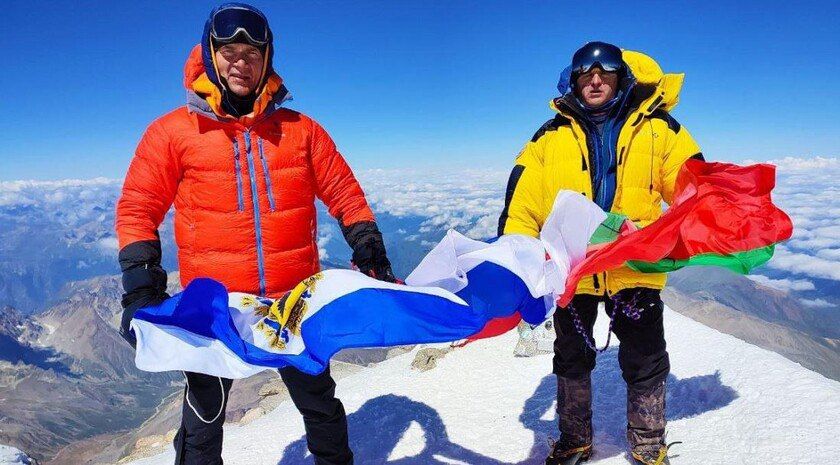 Полицейские подняли флаг Запорожской области на вершину Эльбруса