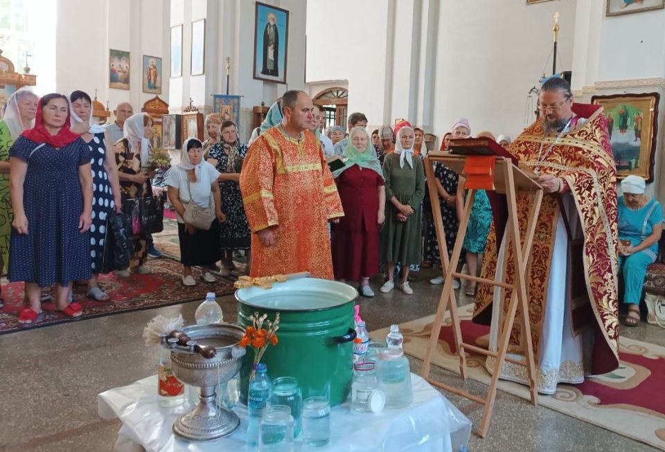 Токмачане отмечают первый - Медовый Спас