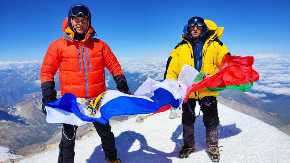 Полицейские из Херсонской, Запорожской областей и Кабардино-Балкарии поднялись на вершину Эльбруса