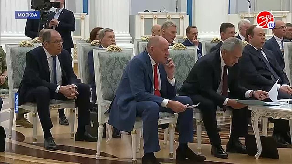 Президент России Владимир Путин в рамках подготовки к предстоящей российско-американской встрече на Аляске 15 августа провел совещание с членами высшего руководства России, а также представителями Правительства и...